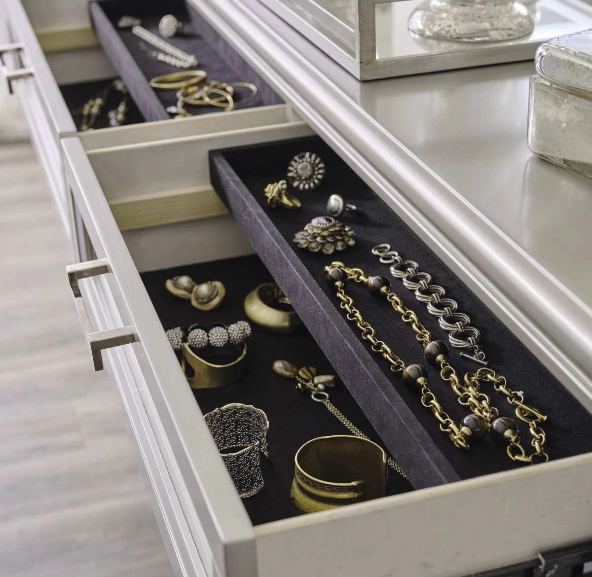 Signature Design By Ashley® Lindenfield Silver Dresser 7 Signature Design By Ashley® Lindenfield Silver Dresser - Image 5